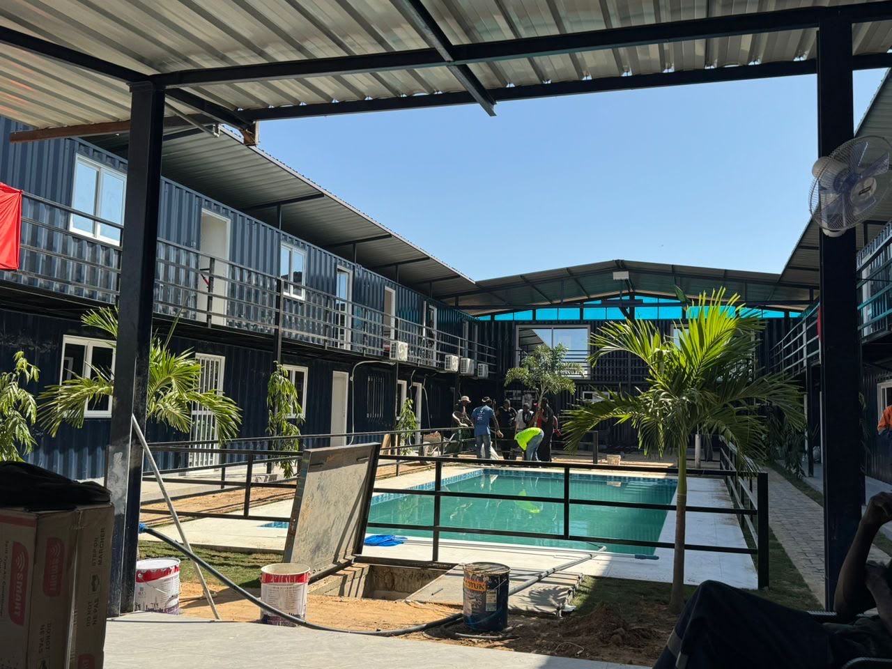 Résidence en conteneurs maritimes avec piscine, réalisée par Touba Métal au Sénégal